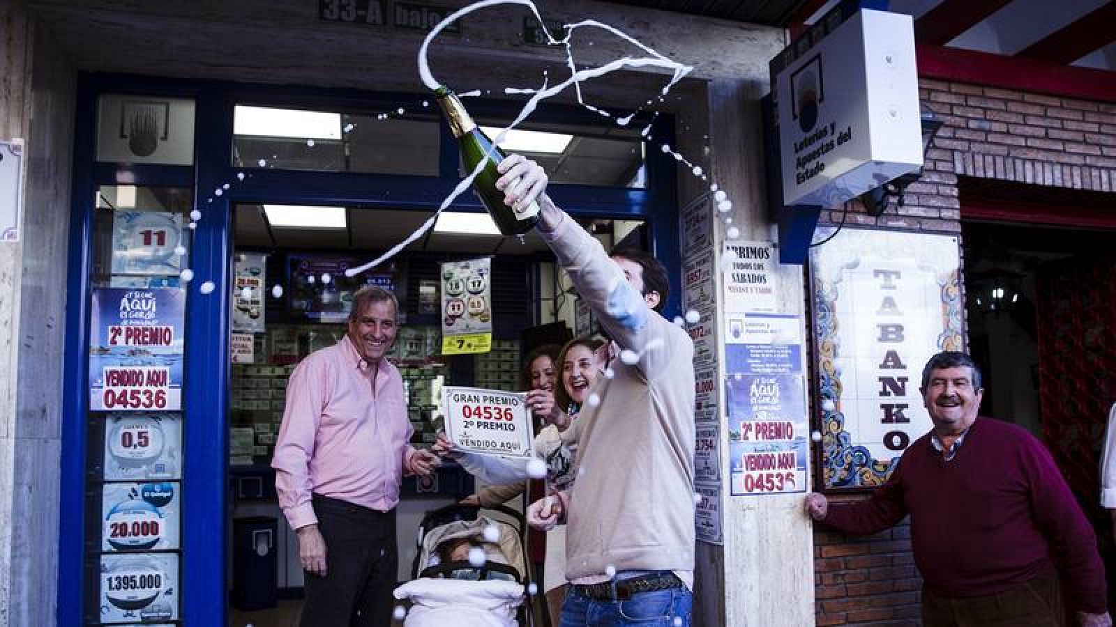 Una administración celebra haber vendido el segundo premio de la Lotería de Navidad