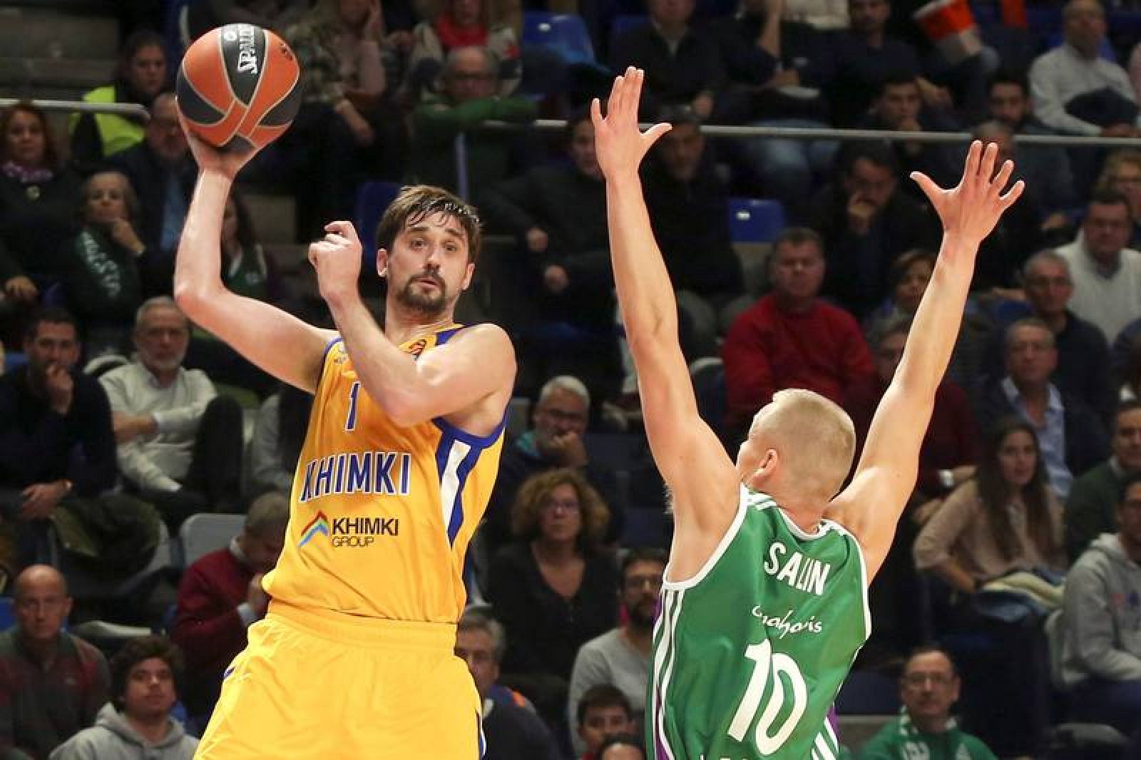 Sasu Salin defiende ante Alekséi Shved, escolta del Khimki Moscú.
