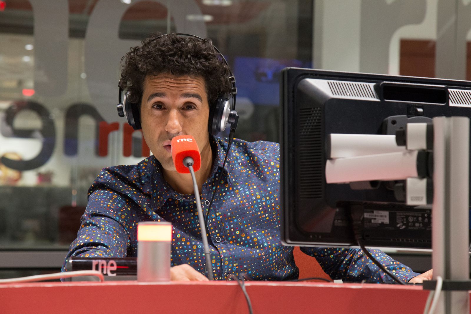Miguelillo en un estudio de RNE, en la Casa de la Radio