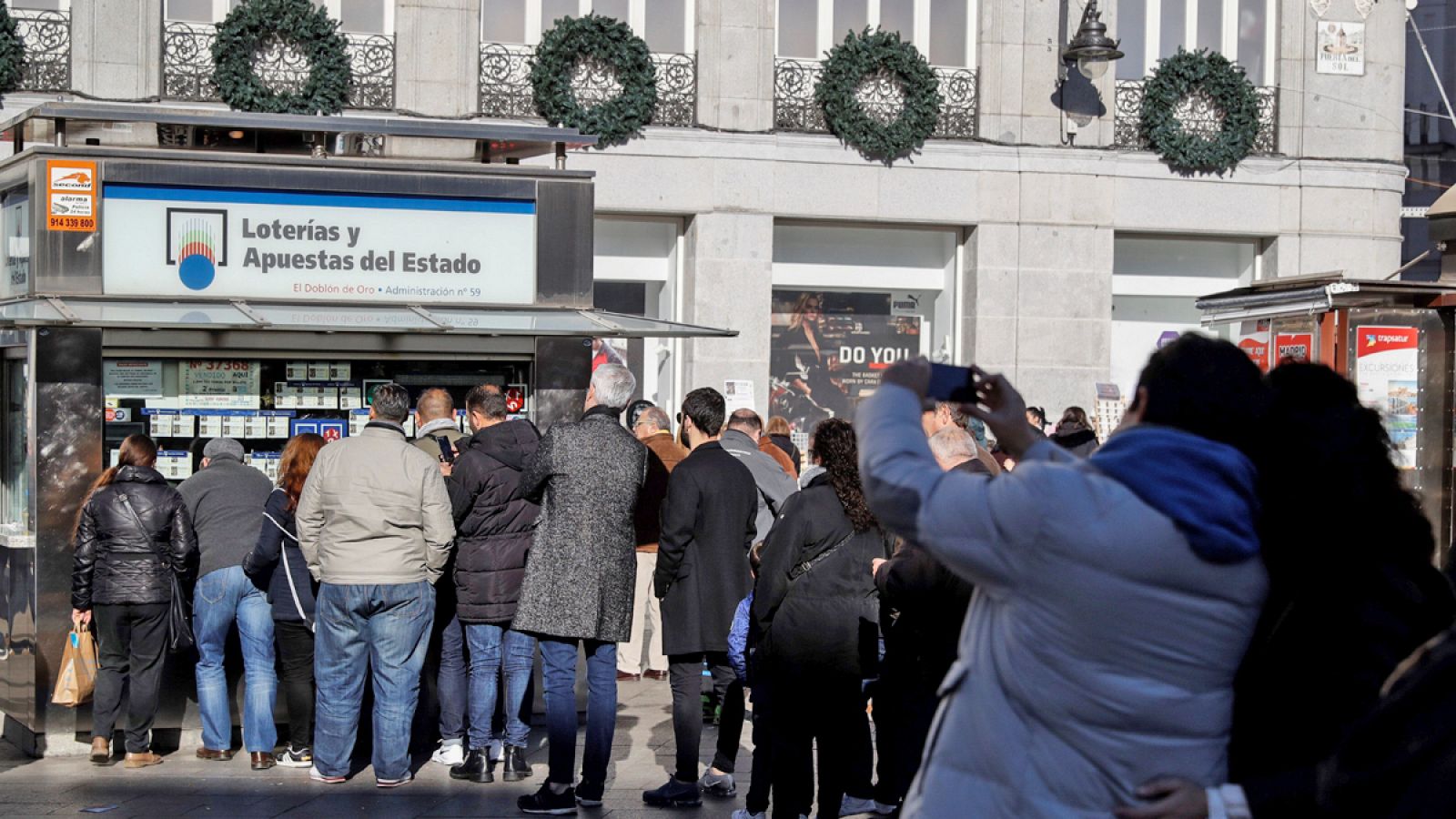 Personas esperando a adquirir Lotería de Navidad