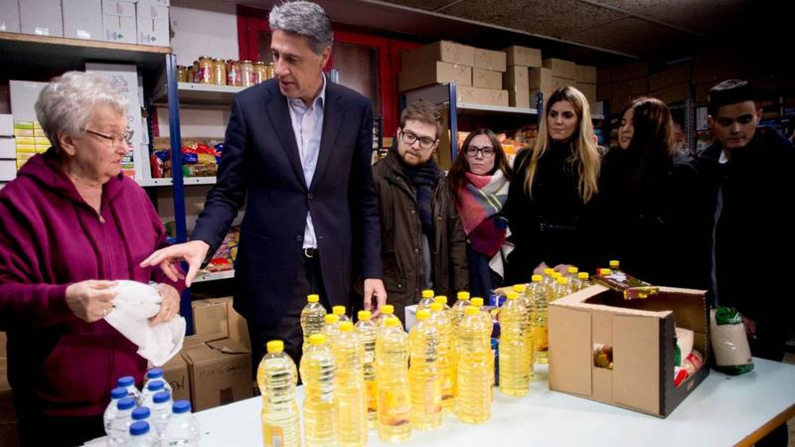 El candidato del PPC en las elecciones del 21-D visita un centro de Cáritas en campaña.