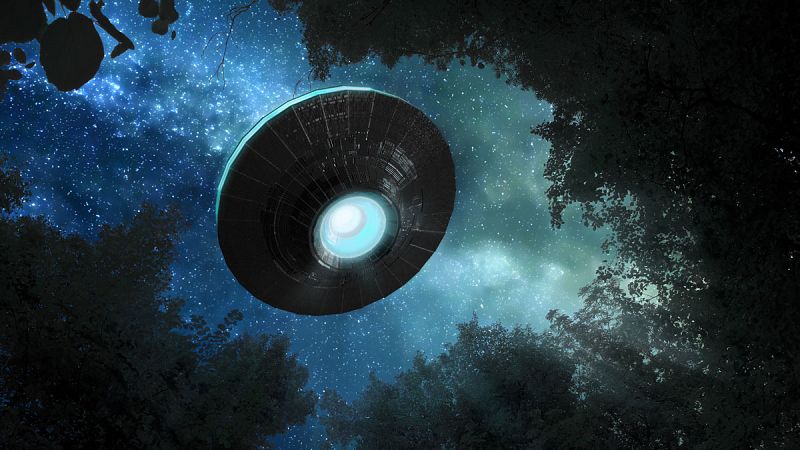 OVNI en el cielo nocturno.