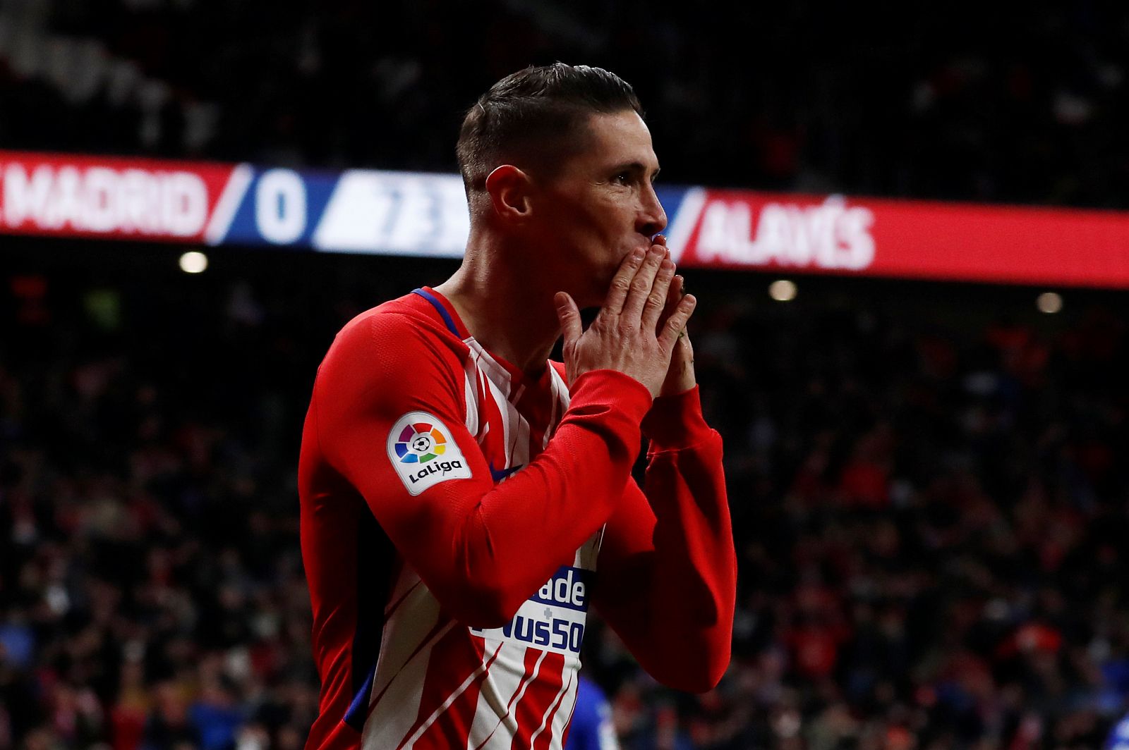 Fernando Torres celebra el gol del Atlético frente al Alavés.