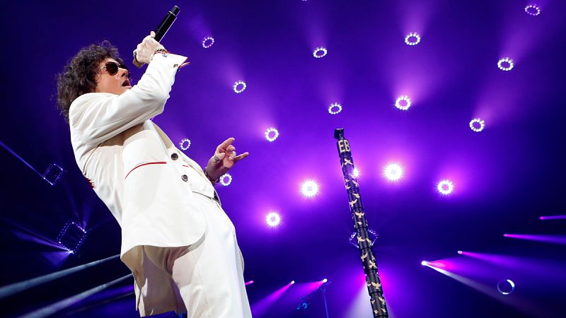 Enrique Bunbury interpreta uno de sus temas durante el concierto que ha ofrecido en Zaragoza
