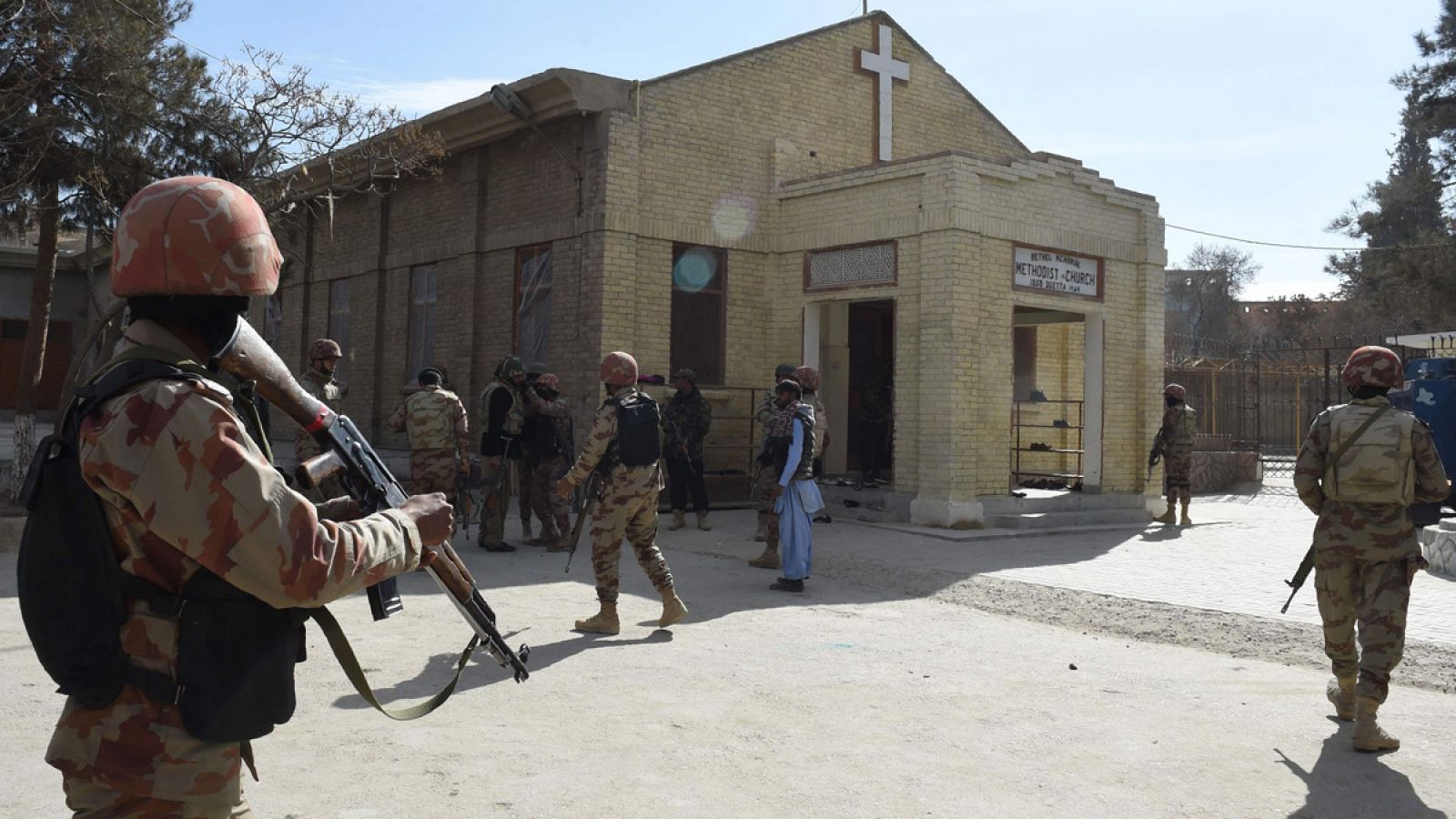 Las fuerzas y cuerpos de seguridad de Pakistán, en los alrededores de la iglesia atacada