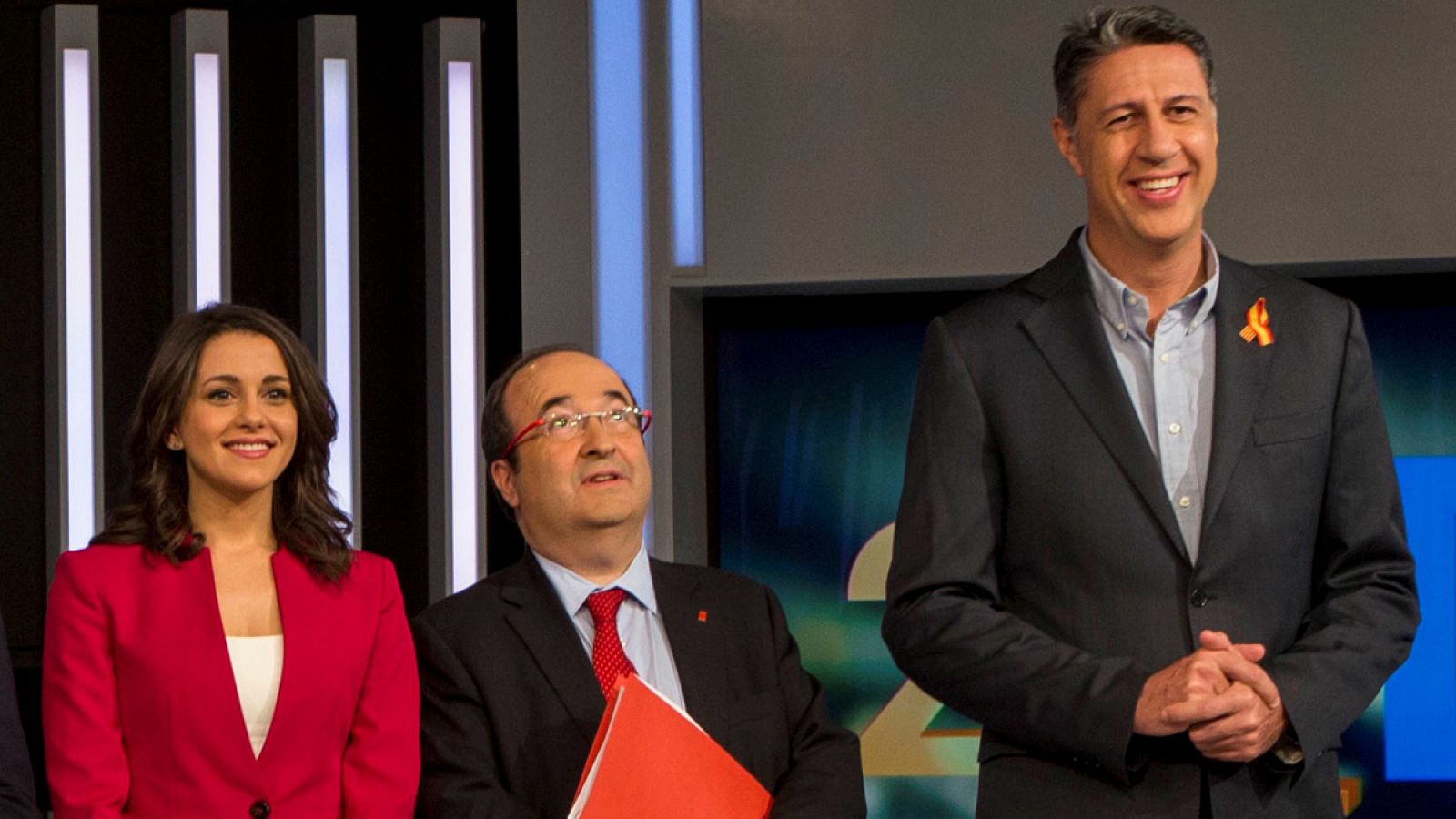 Inés Arrimadas, Miquel Iceta y Xavier García Albiol posan antes del debate electoral emitido en TVE el pasado 7 de diciembre.