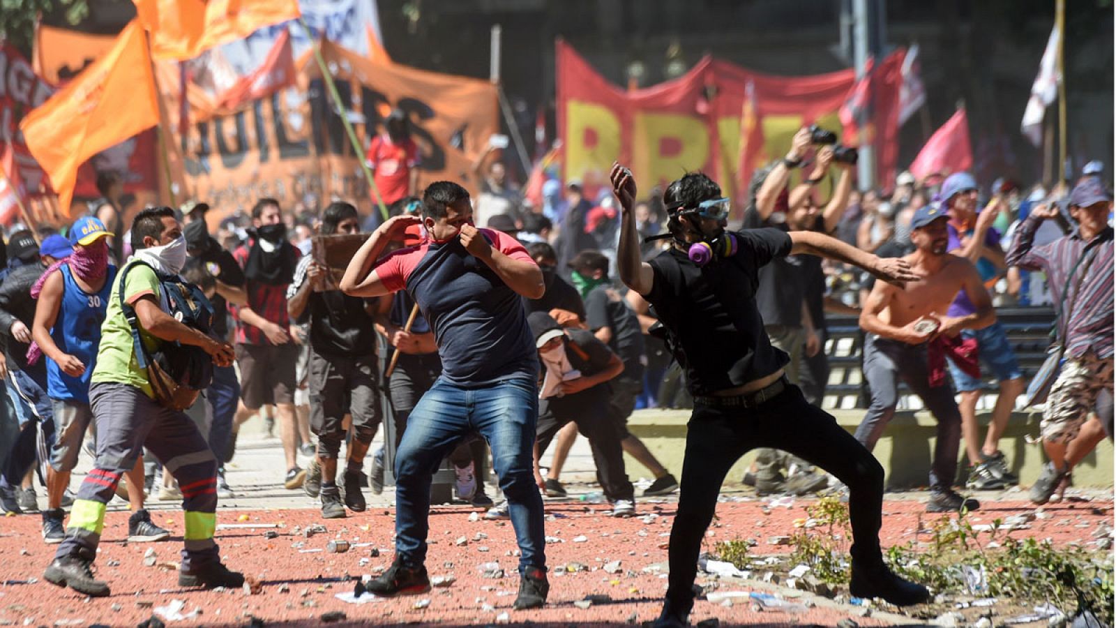 Manifestantes lanzan piedras a la Policía en un enfrentamiento frente al Congreso