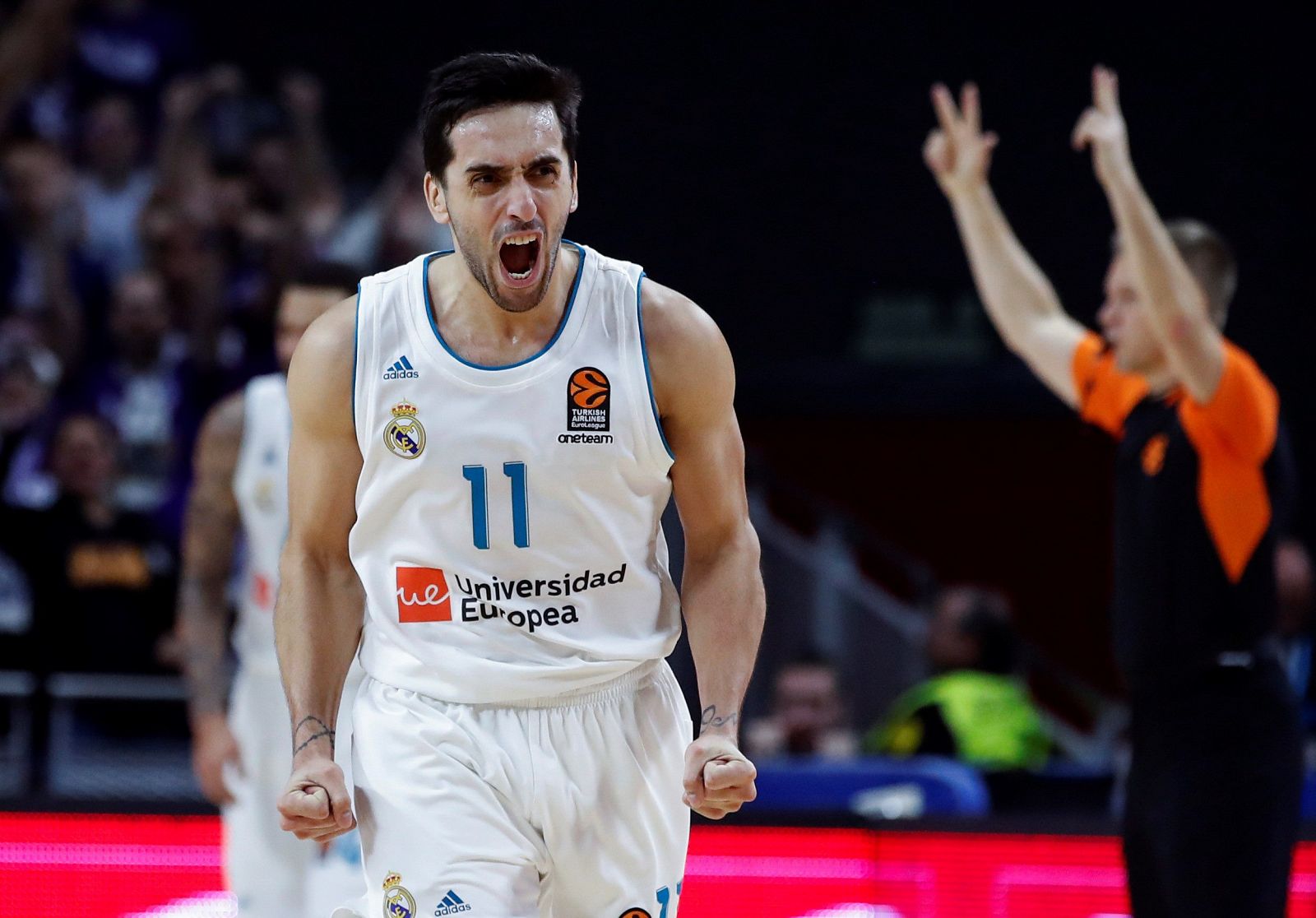 El base argentino del Real Madrid, Facundo Campazzo, celebra una acción ante el Valencia Basket