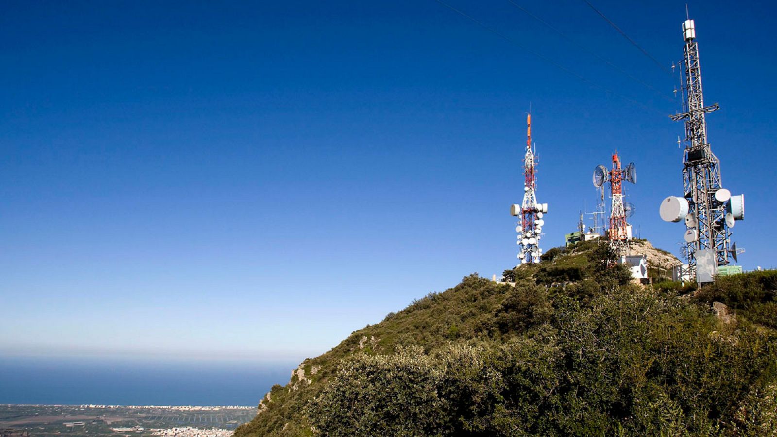 Una antena repetidora de señales de telecomunicaciones en Mondúver