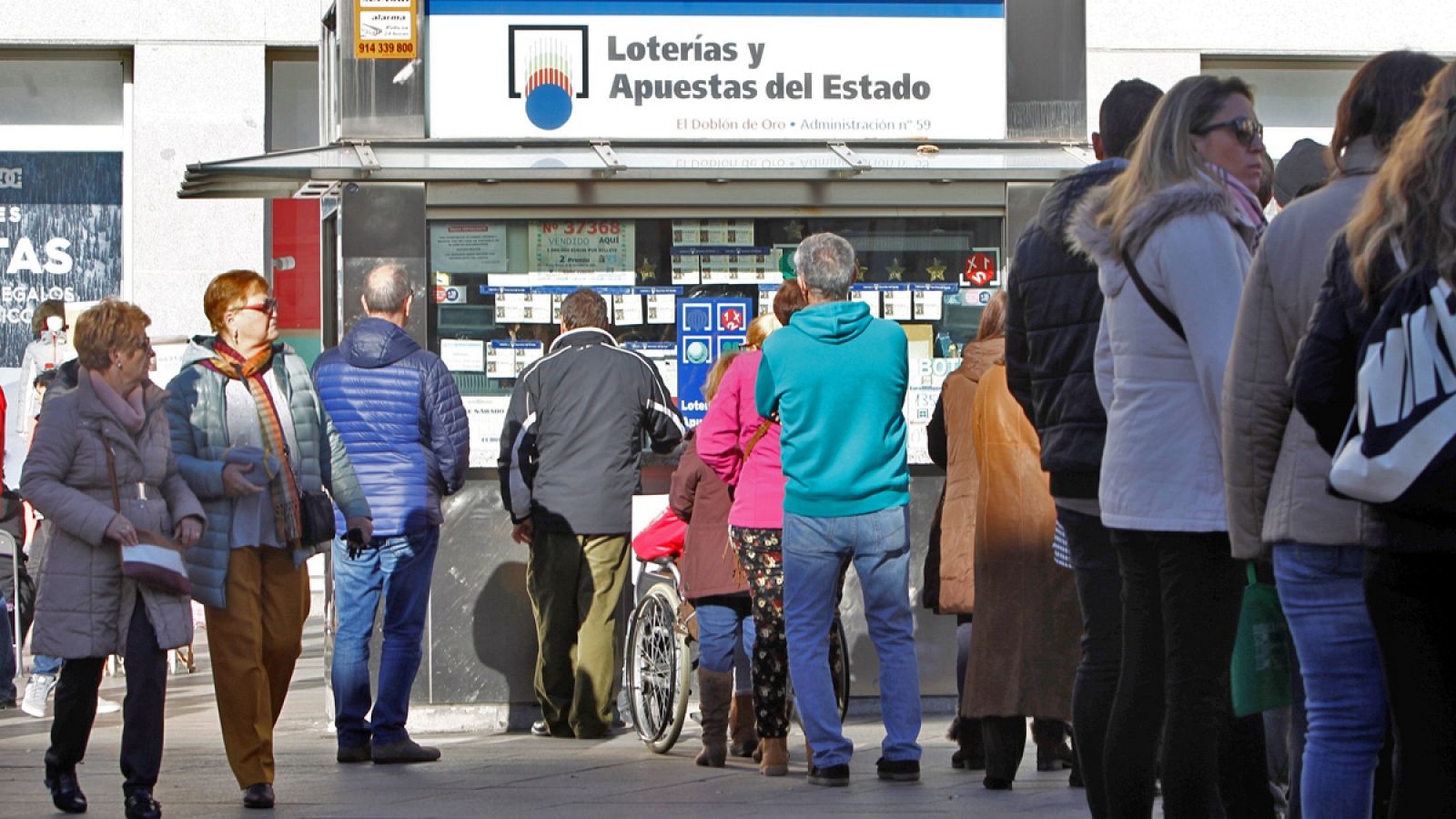 Vista de las colas de gente en una administración de Loterías para comprar los décimos para el sorteo de Lotería de Navidad