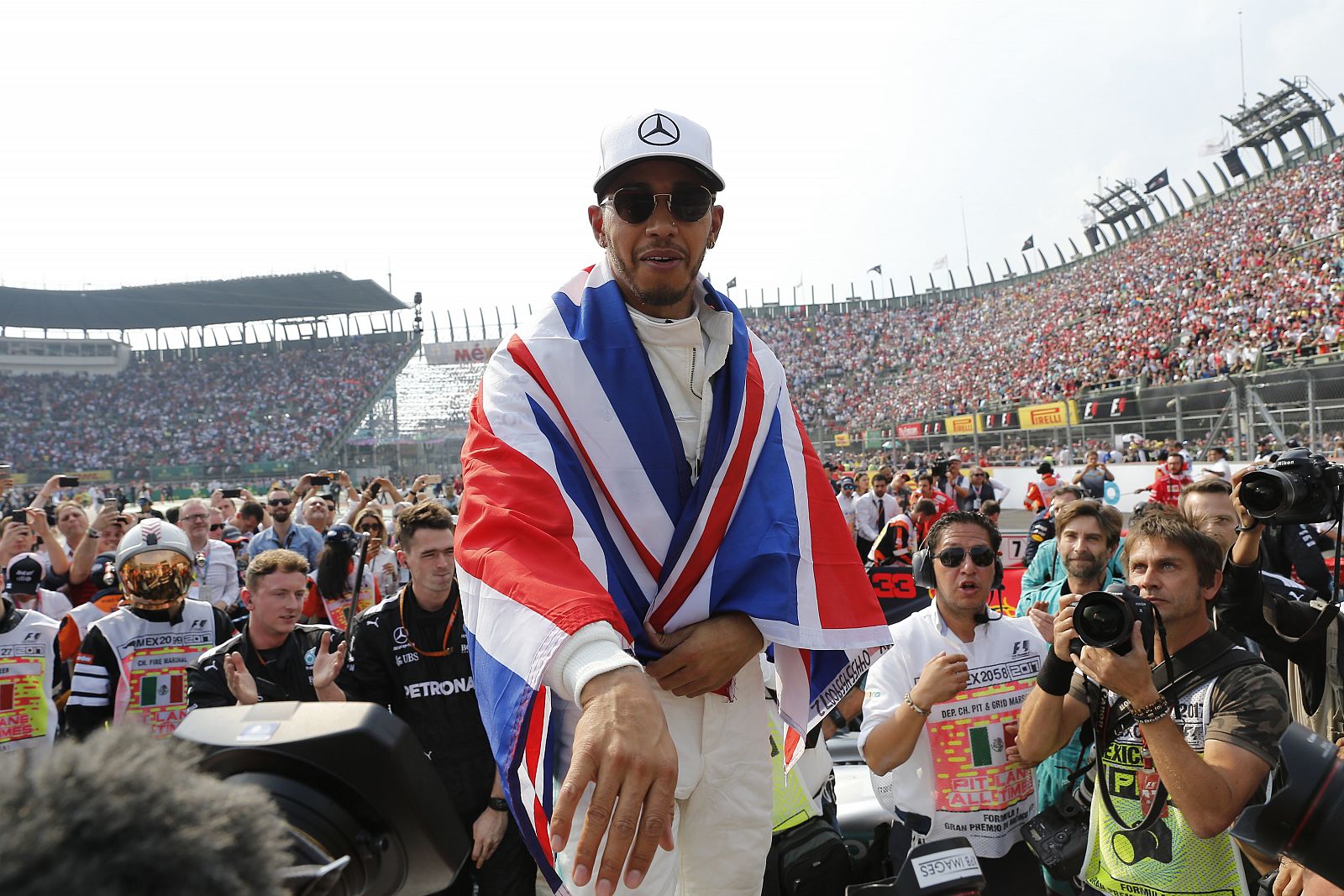 El británico Lewis Hamilton de McLaren celebra al ganar el Campeonato Mundial de F1 durante el Gran Premio de México.