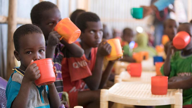 Menores somalíes alimentados en un campo de refugiados de Mekladida.