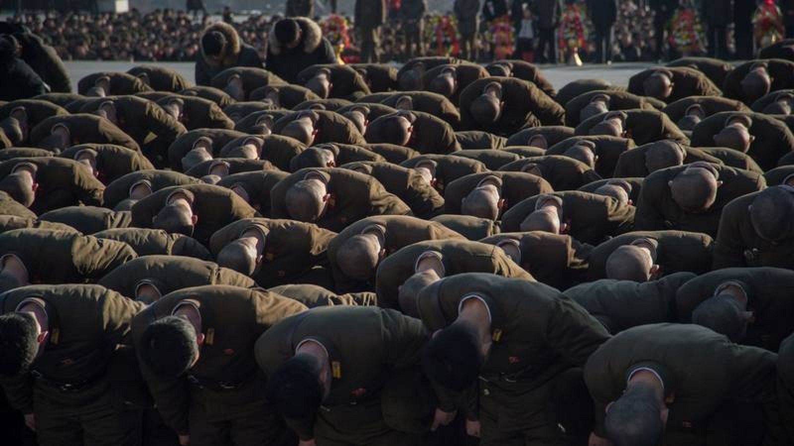 Soldados norcoreanos se arrodillan ante las estatuas de Kim Il-Sung y Kim Jong-Il