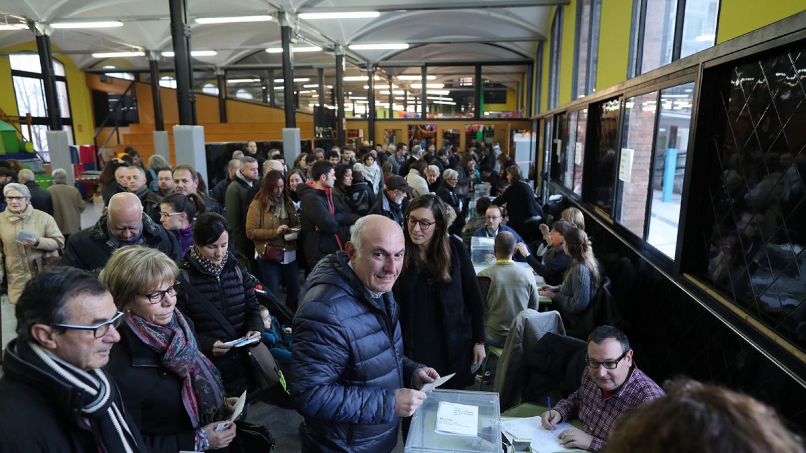 Largas colas para votar en los colegios electorales de Cataluña