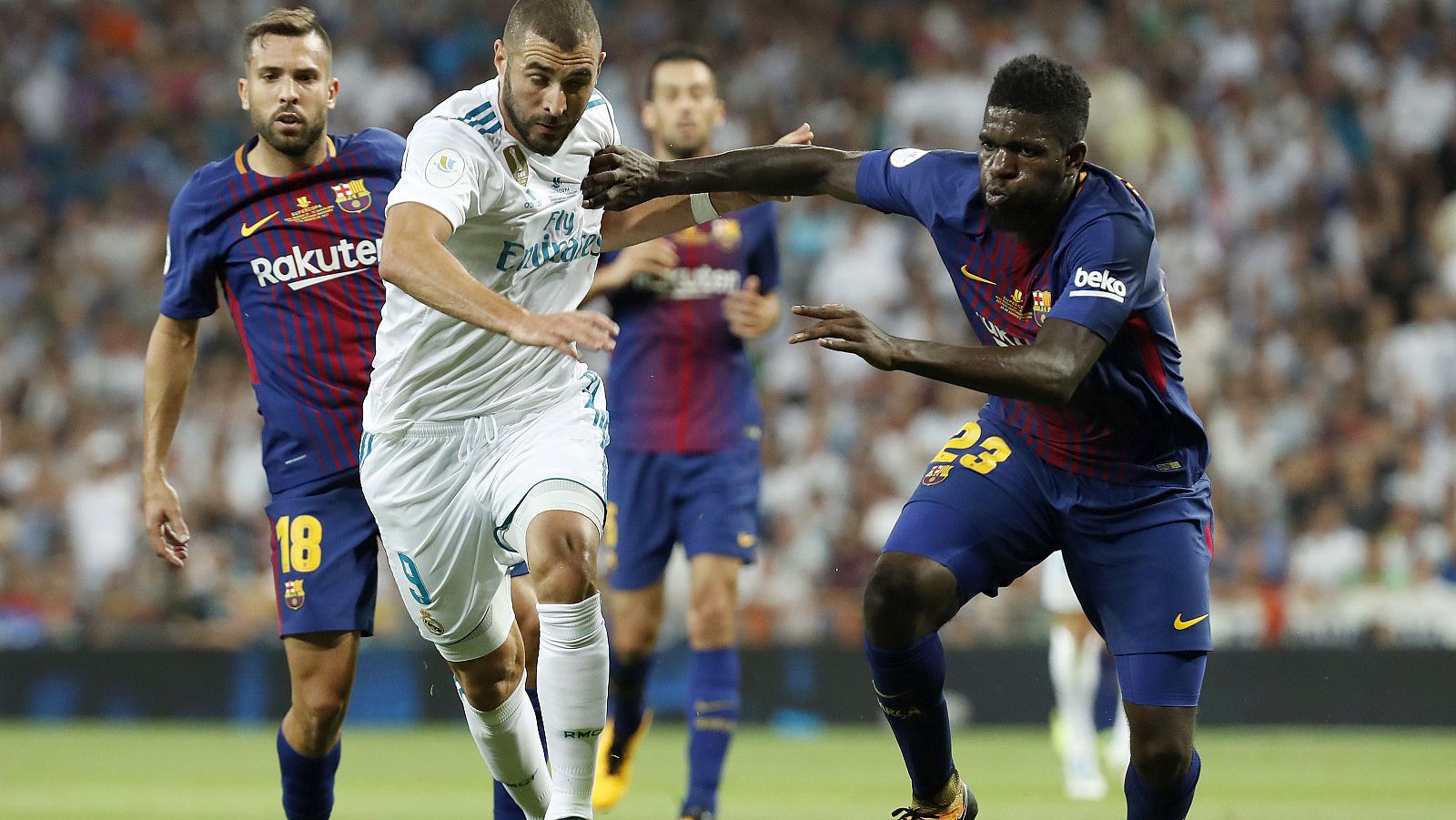 Benzema escapa de Umtiti, en la vuelta de la Supercopa de España, el pasado agosto.