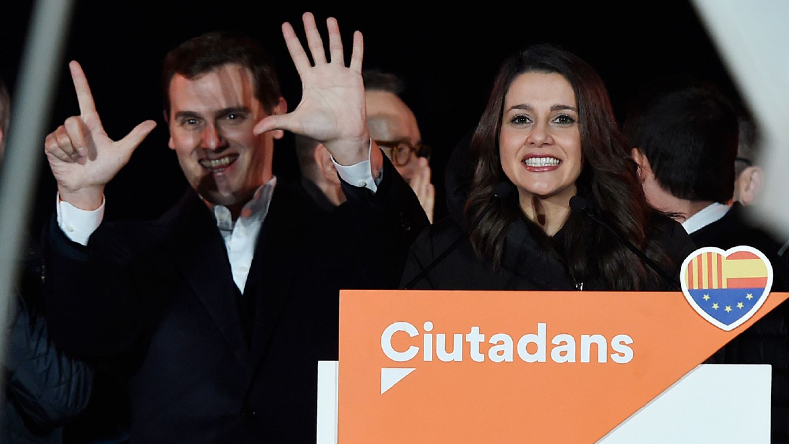 La candidata de Ciudadanos a la presidencia de la Generalitat, Inés Arrimadas, y el presidente Albert Rivera (i), durante la celcebración de su victoria en la jornada electoral del 21D.
