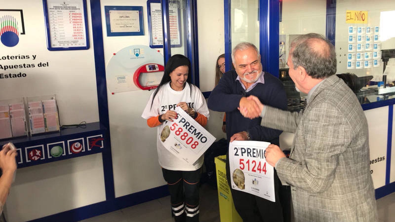 Responsables de la gasolinera de Granadilla de Abona atienden a la prensa tras el sorteo de Navidad 2017