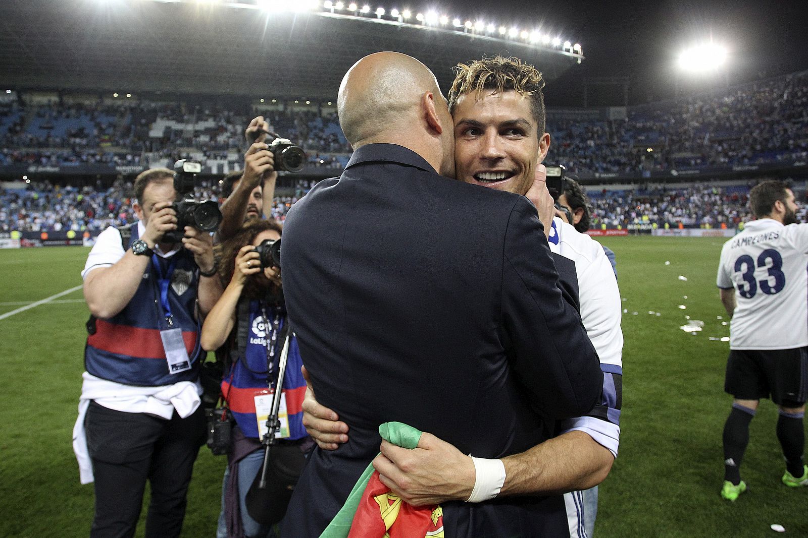 El entrenador del Real Madrid Zinedine Zidane (i) abraza al portugués Cristiano Ronaldo a la finalización de la Liga 2016-2017.