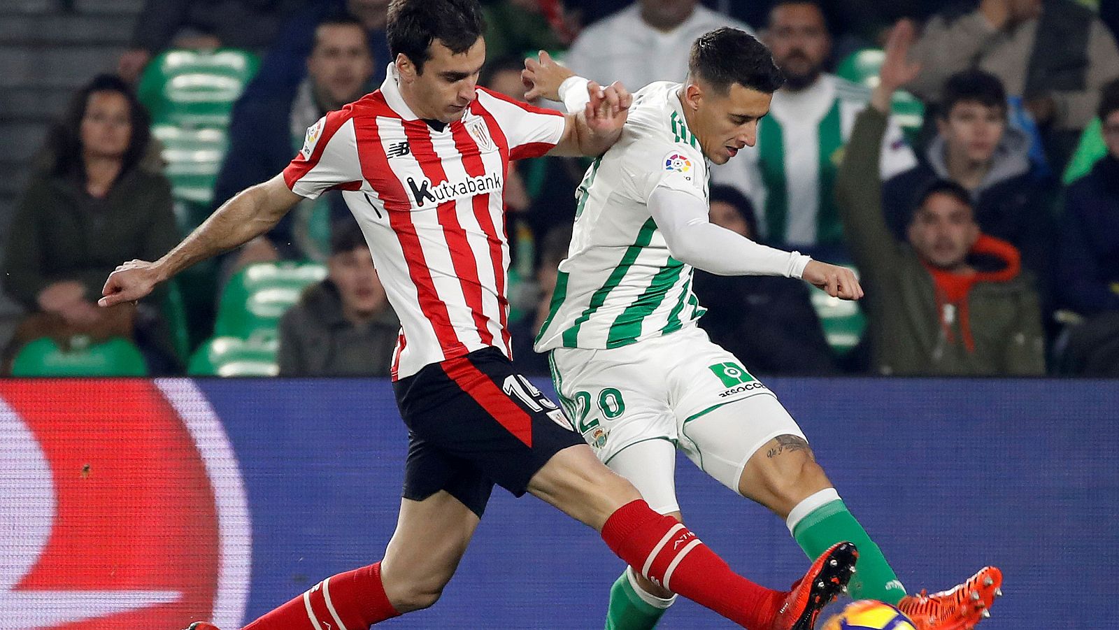 El centrocampista del Real Betis Cristian Tello pelea un balón con el defensa del Athletic Club de Bilbao Iñiigo Lekue.