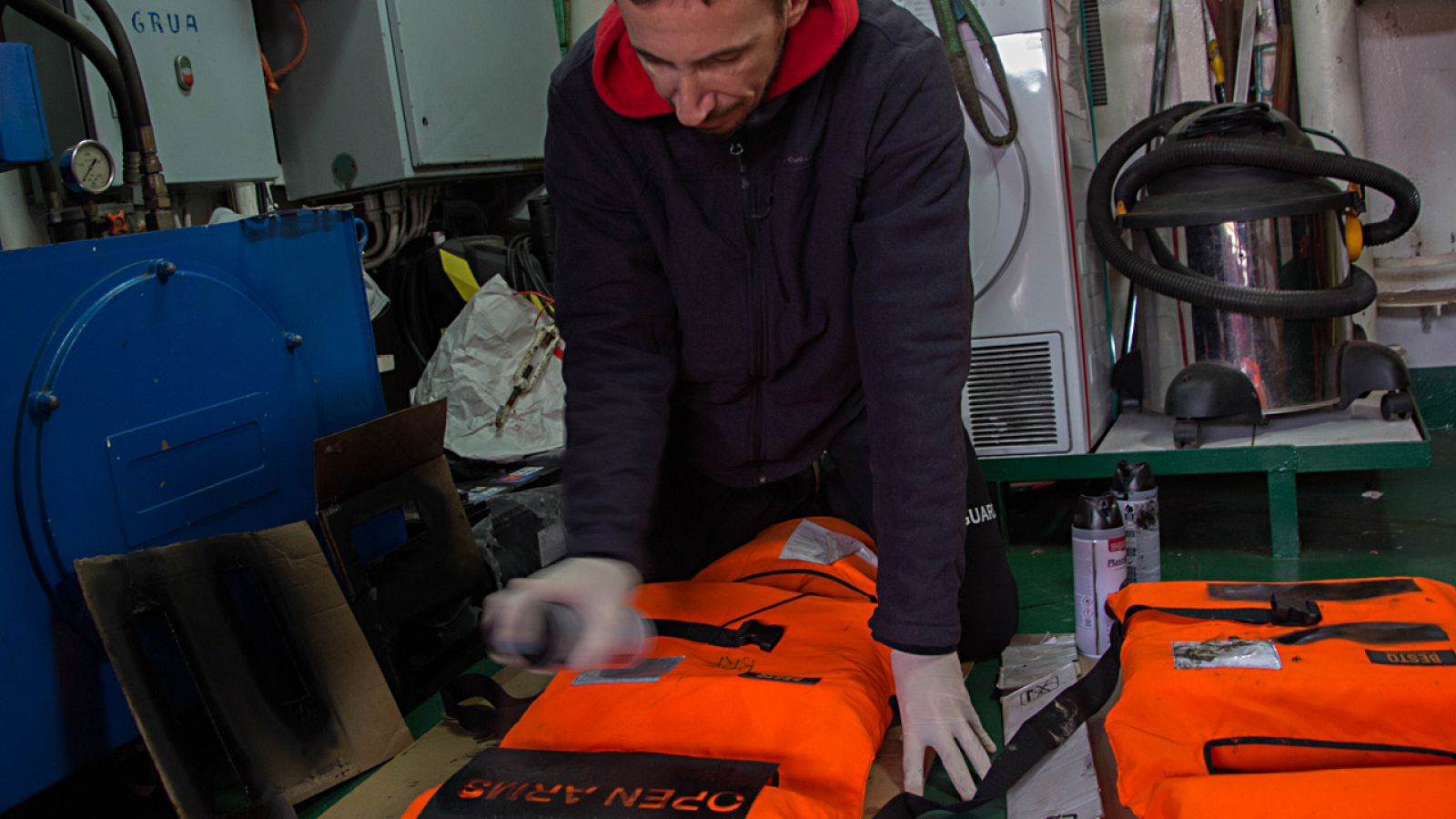 El socorrista argentino Maximiliano Perinetti prepara los chalecos salvavidas a bordo del 'Open Arms', el barco de la ONG de rescate ProActiva