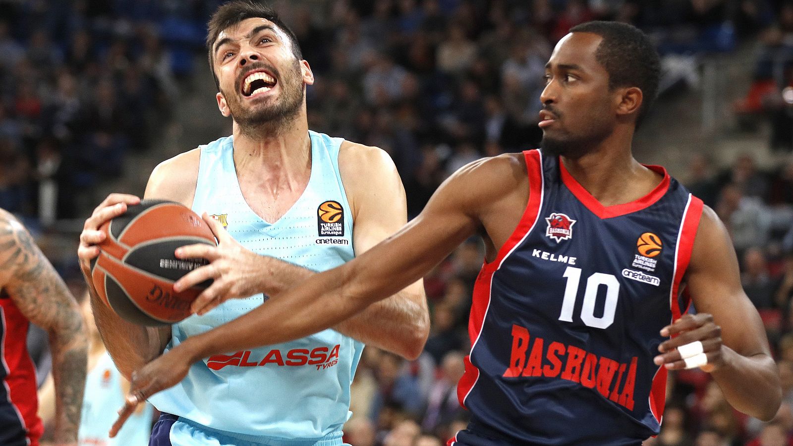 Pierre Oriola intenta superar al escolta del Baskonia, Rodrigue Beaubois.