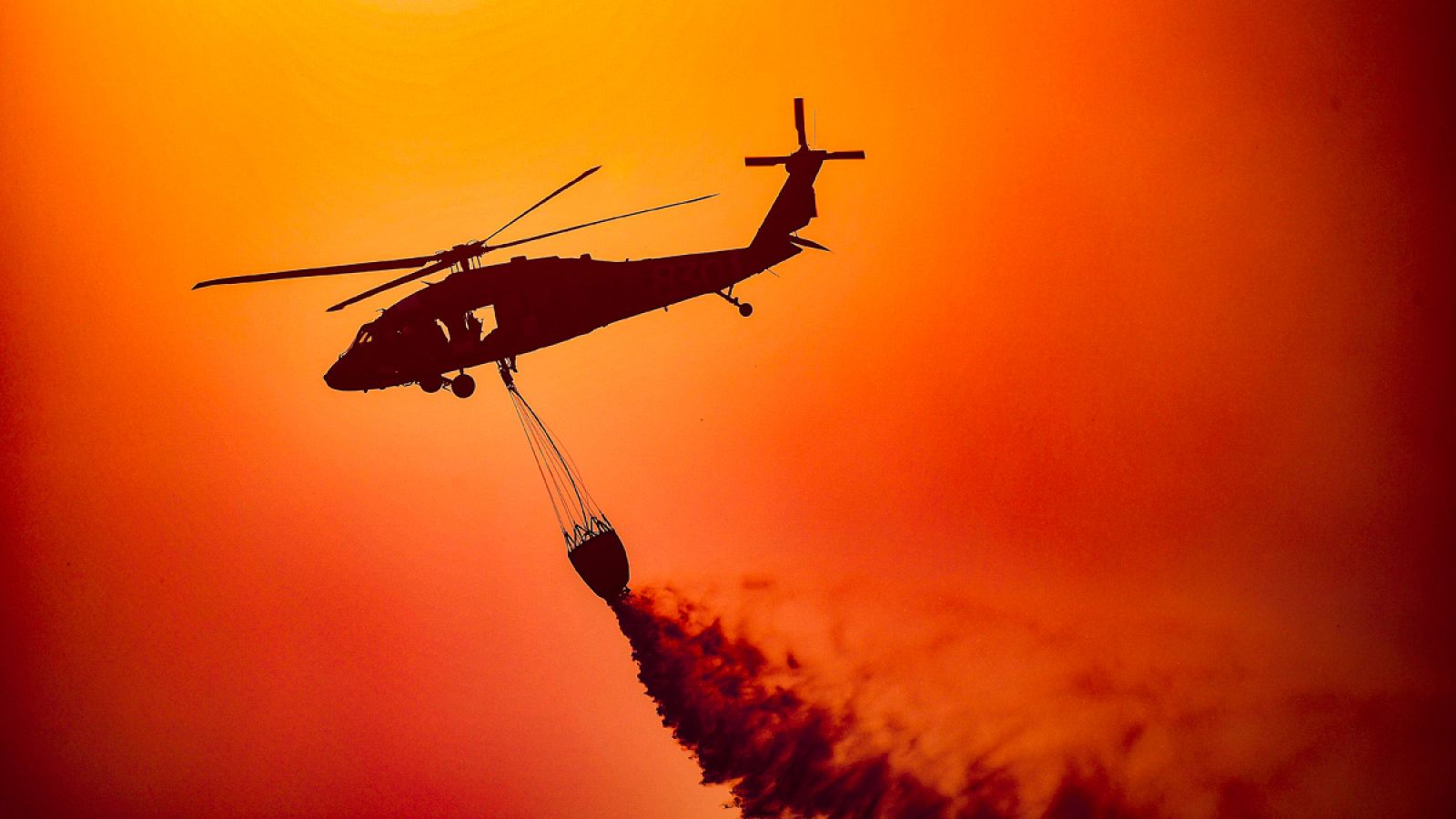 Un helicóptero trabaja en la extinción del incencio Thomas, en California