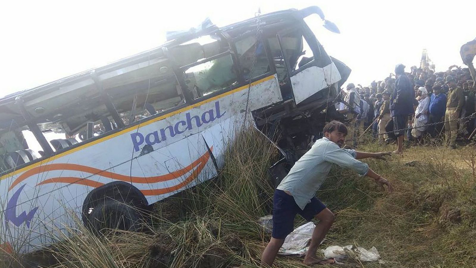 El autobús accidentado ha caído en el río Banas