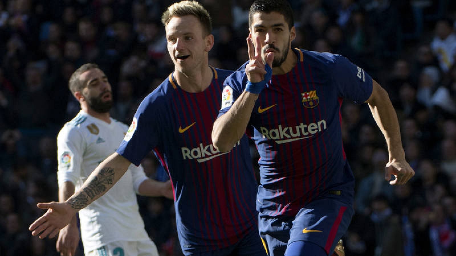 Luis Suárez celebra el primer gol del Barça en el Bernabéu.