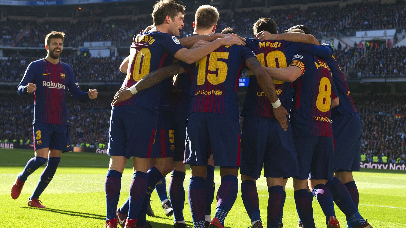 Los jugadores del Barcelona celebran su triunfo en el Bernabéu.