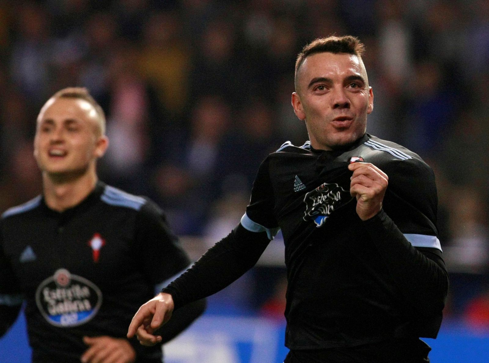 El delantero del Celta de Vigo Iago Aspas (d) celebra tras marcar el segundo gol ante el Deportivo.