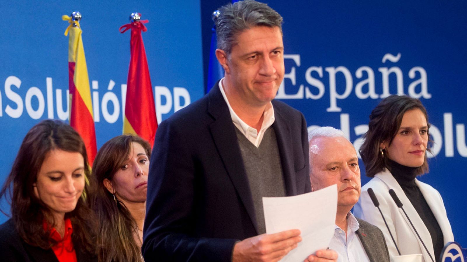 El cabeza de lista del PPC en las elecciones del 21D, Xavier García Albiol (3ºd), al final de su intervención para valorar los resultados electorales de su formación.