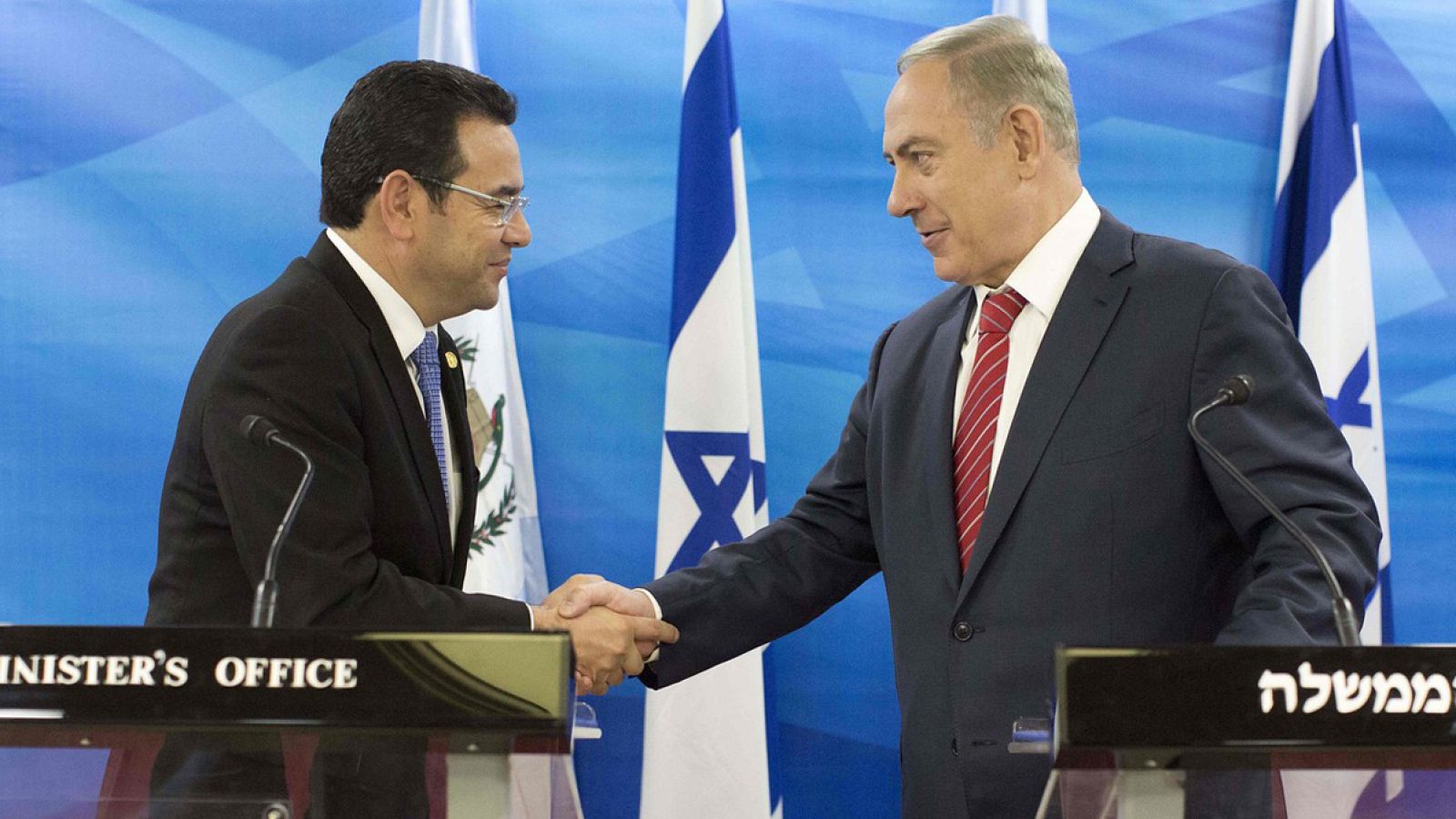 Imagen de archivo (28 de noviembre de 2016) del encuentro entre el presidente de Guatemala, Jimmy Morales (izquierda) e Israel, Benjamin Netanyahu.