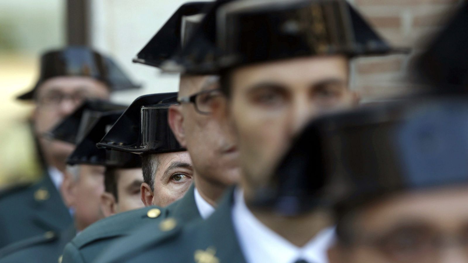 Agentes de la Guardia Civil conmemoran la festividad del Pilar en el cuartel de Sant Andreu de la Barca