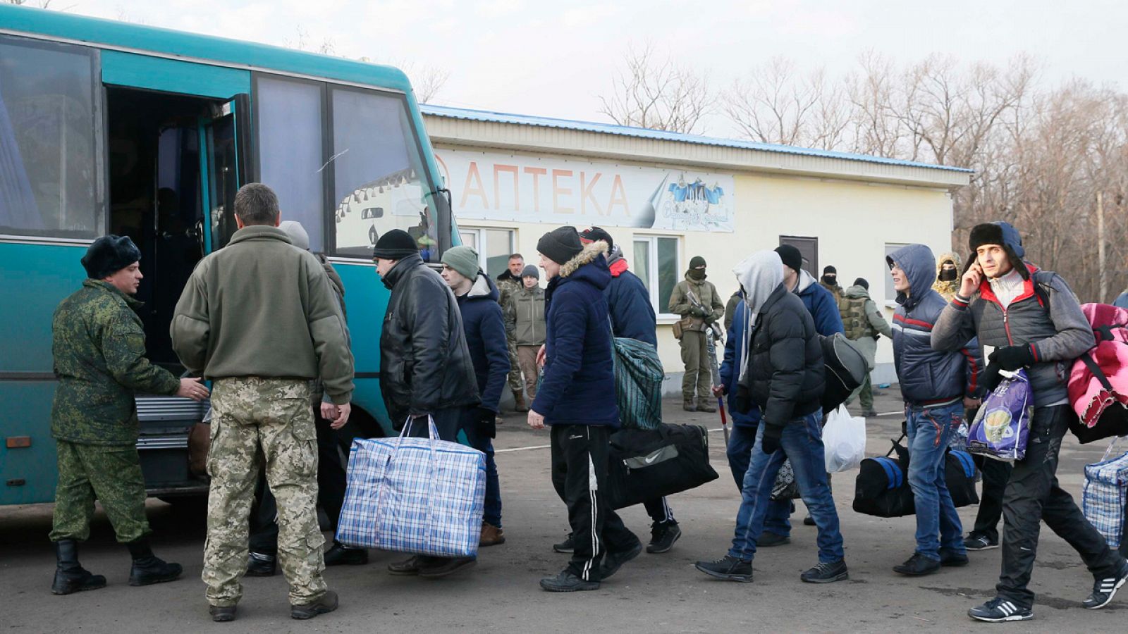 Prisioneros de guerra de la autoproclamada República Luhansk abordan un autobús durante el intercambio de cautivos