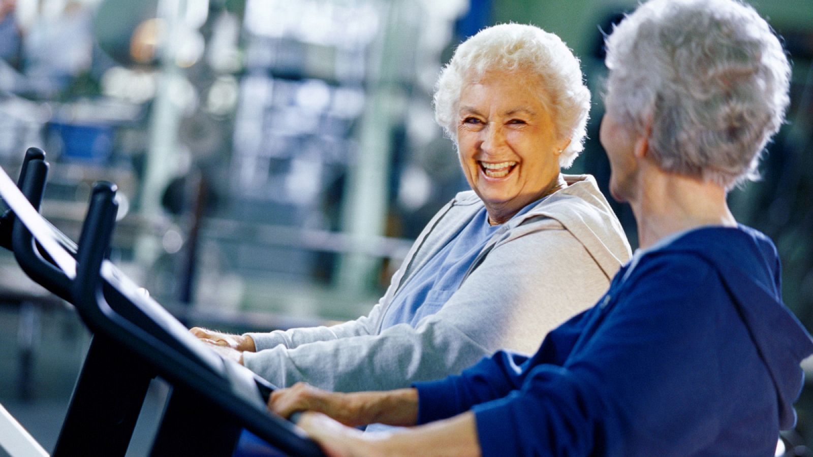 Dos mujeres practican ejercicio en un gimnasio