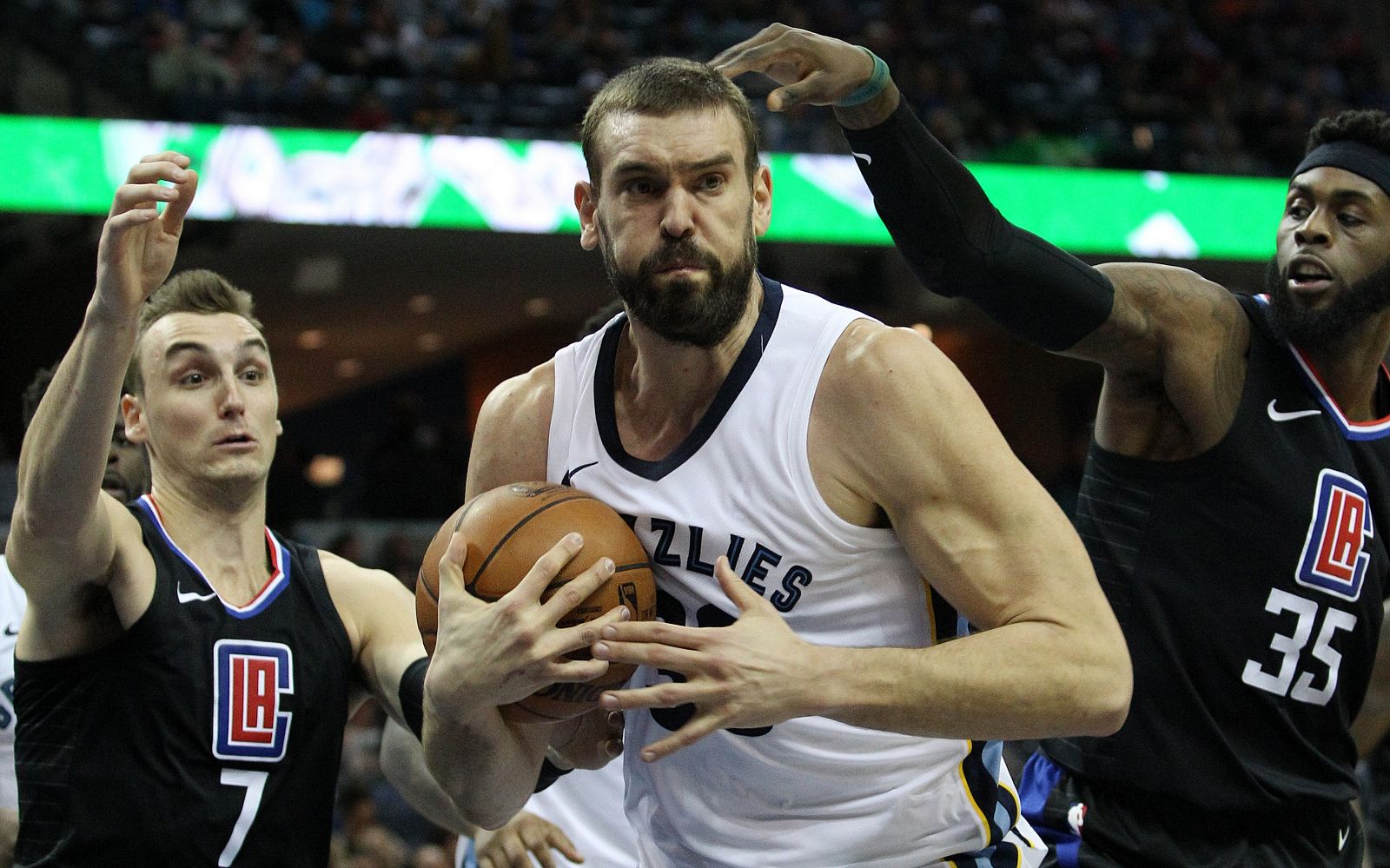 Marc Gasol (c) de Memphis Grizzlies en acción durante el duelo frente a los Clippers.