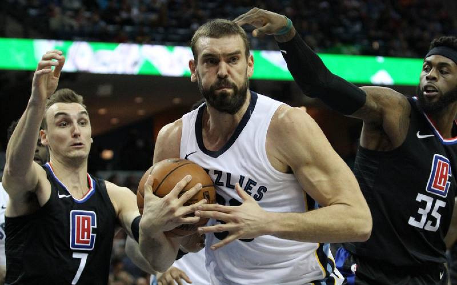 Marc Gasol (c) de Memphis Grizzlies en acción durante el duelo frente a los Clippers.
