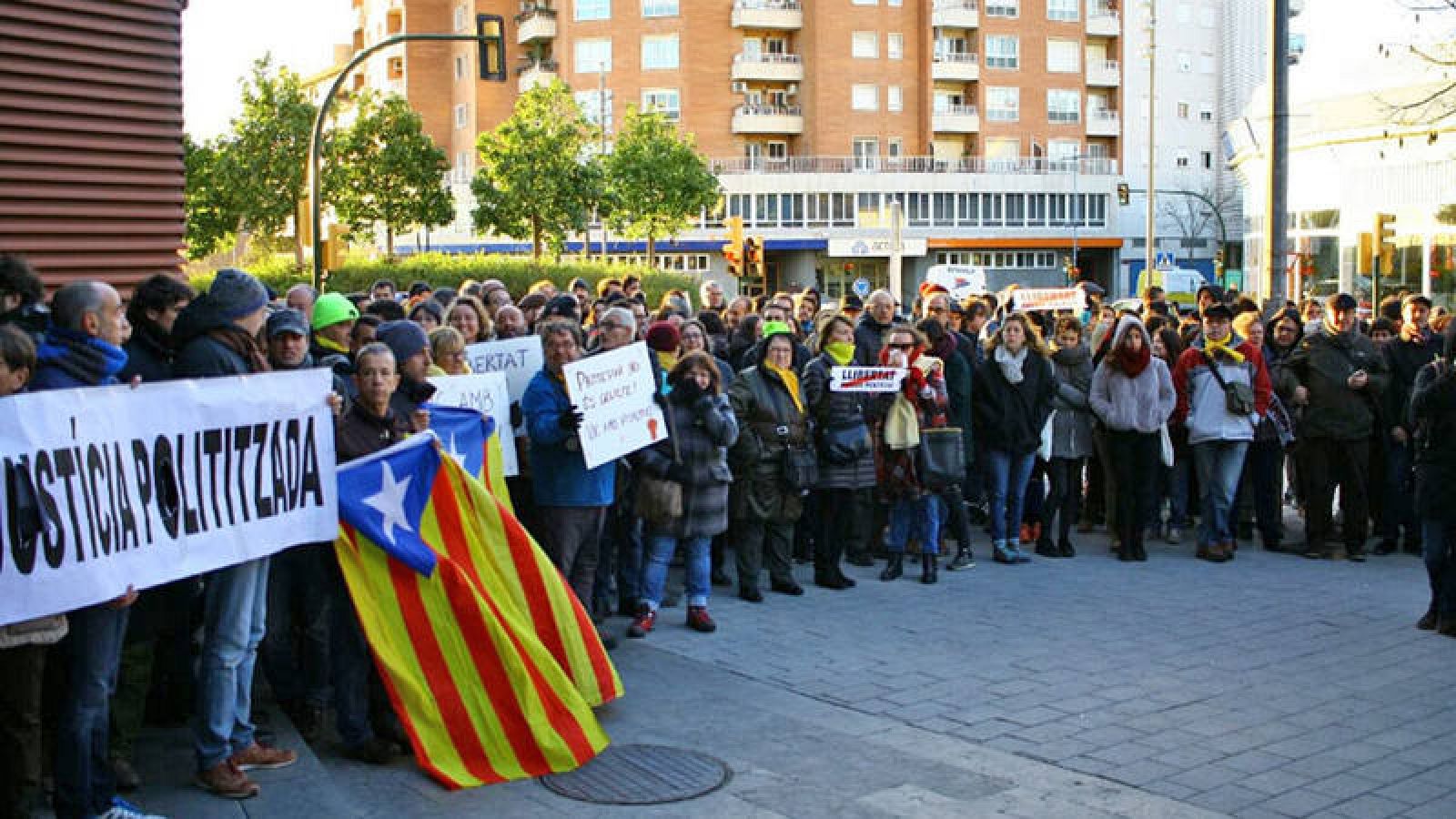 Imagen de la concentración de apoyo a los dos ediles de la CUP detenidos este miércoles