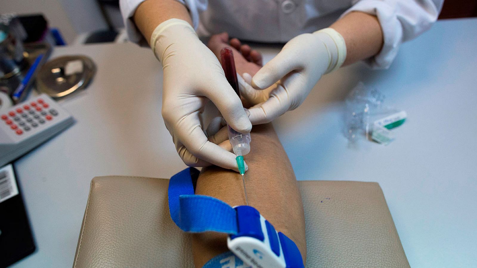 Una enfermera toma una muestra de sangre para una prueba del VIH y Sida