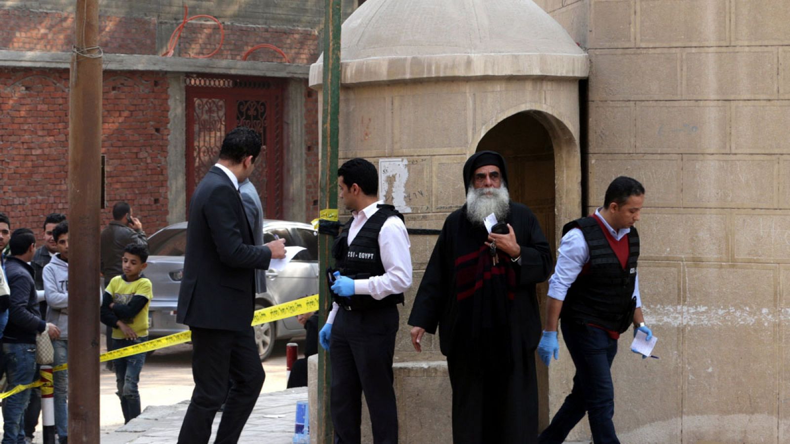 Miembros de las Fuerzas de Seguridad buscan pruebas en los alrededores de la iglesia Mar Mina tras el ataque contra el templo en el distrito de Heluán, en el sureste de El Cairo (Egipto).