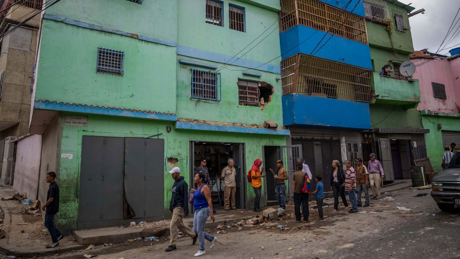 Un grupo de personas tras una protesta por la escasez de alimentos, gas y agua en Caracas, Venezuela.