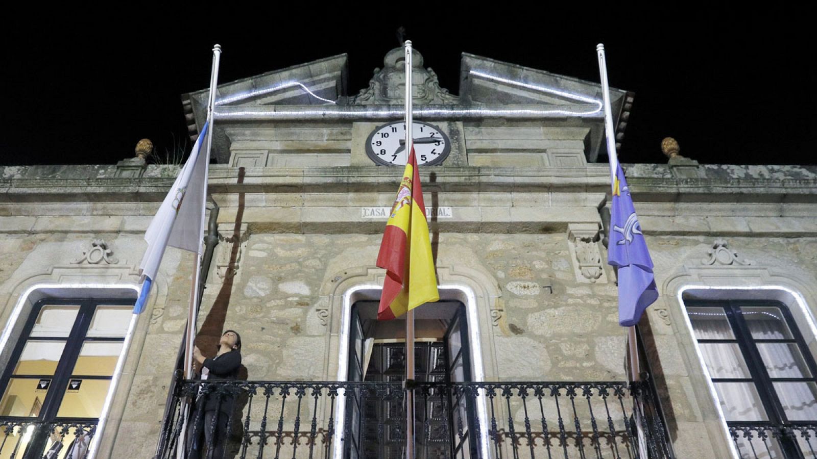 Banderas del Ayuntamiento de A Pobra do Caramiñal a media asta tras el pleno de urgencia celebrado para declarar tres días de luto por la muerte de Diana Quer.