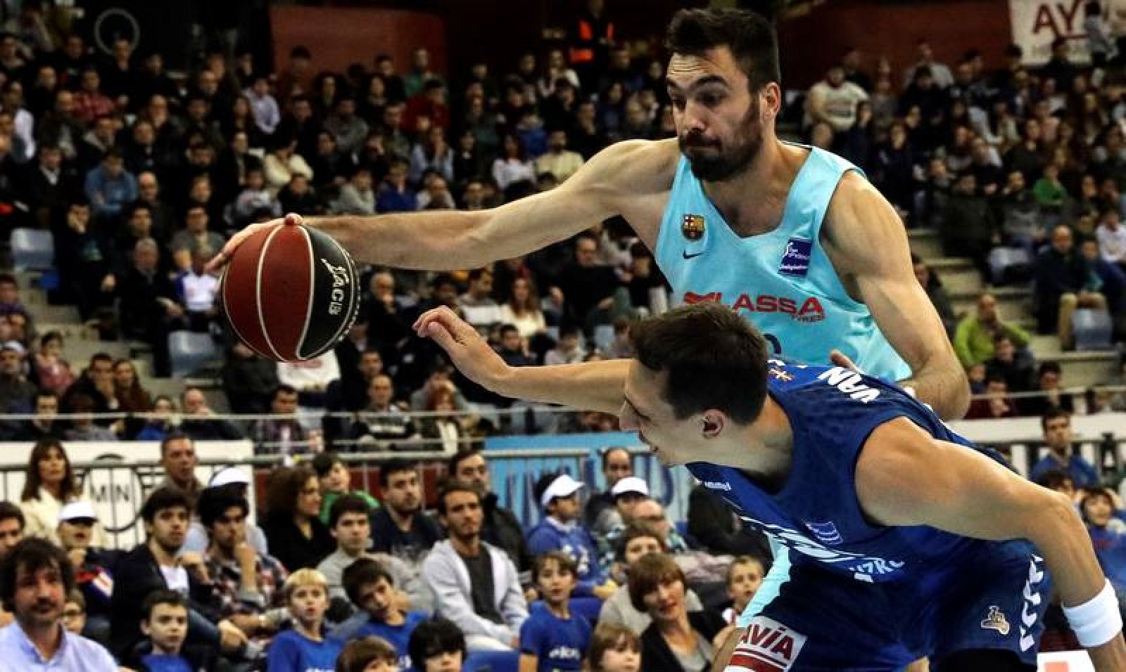 El escolta del Delteco GBC, Fede Van Lacke (abajo), lucha un balón con el base del FC Barcelona Lassa, Pierre Oriola.