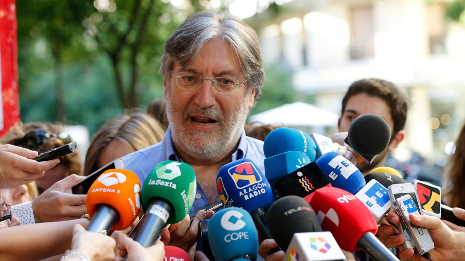 El exdirigente del PSOE José Antonio Pérez Tapias en declaraciones a la prensa