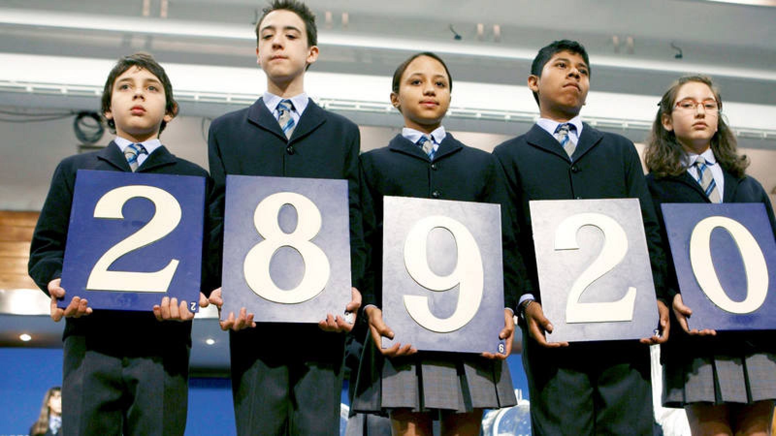 Los niños de San Ildefonso muestran el primer premio del Sorteo Extraordinario de lotería de "El Niño" en 2009