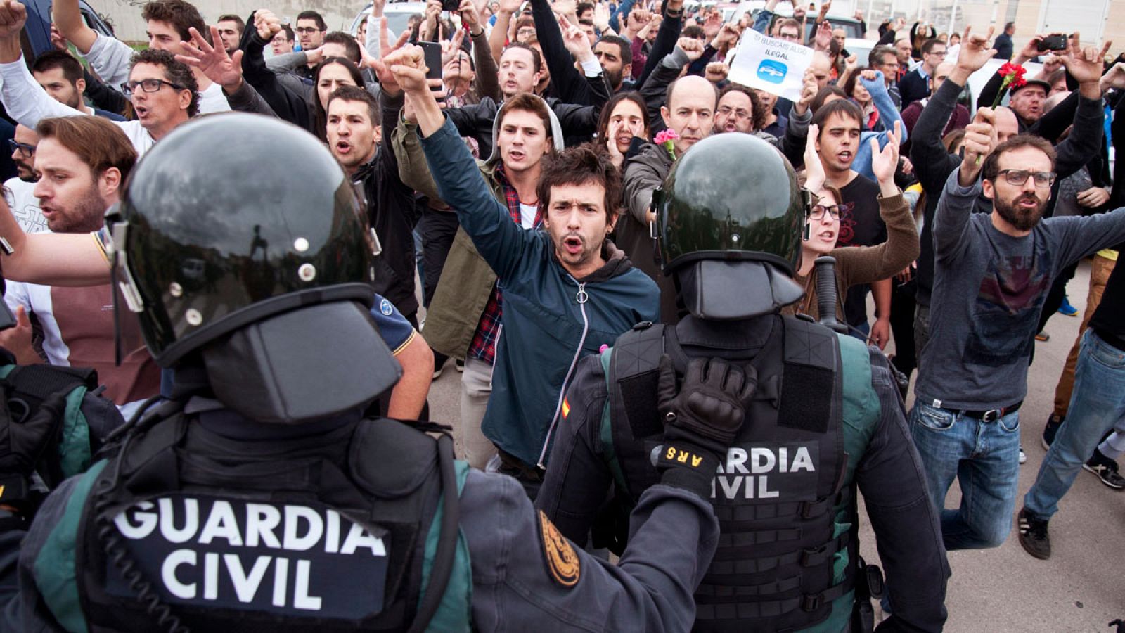 Imagen de archivo de agentes de la Guardia Civil en el centro de votación de Sant Julià de Ramis (Girona)