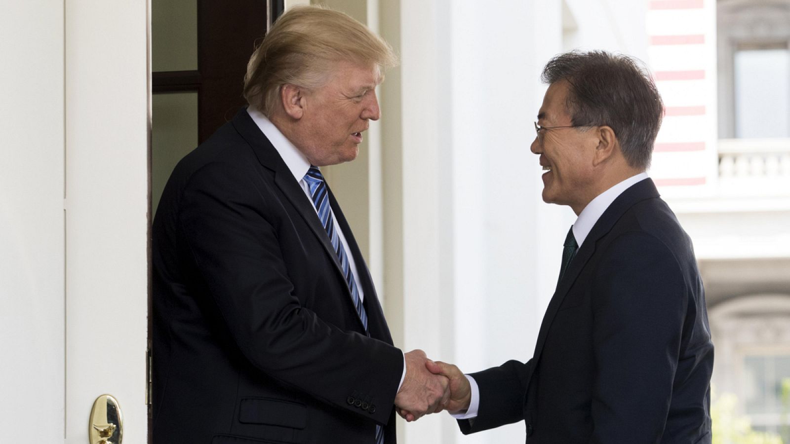 Donald Trump, con su homólogo surcoreano, Moon-Jae in, en una visita a Washington el pasado 30 de junio