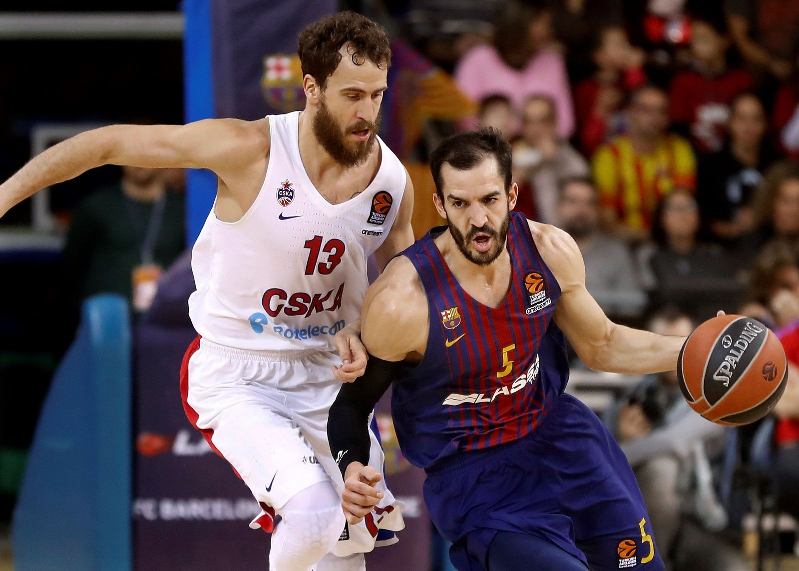 El base Pau Ribas (d), del FC Barcelona Lassa, intenta avanzar ante la oposición de Sergio Rodriguez (i), del CSKA de Moscú.