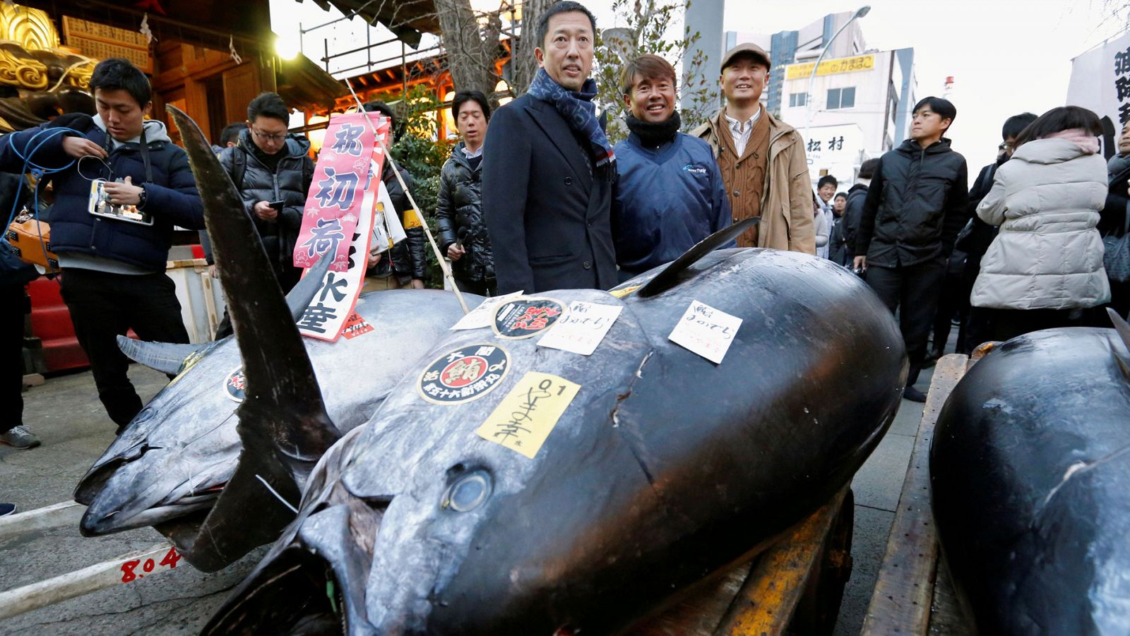 El presidente del grupo Yamayuki posa con el atún subastado por el precio más alto