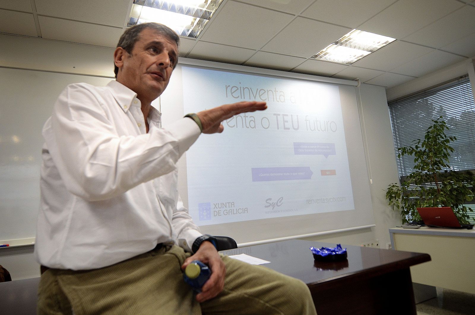 Luis Moya da una clase en un instituto de Ourense en 2013